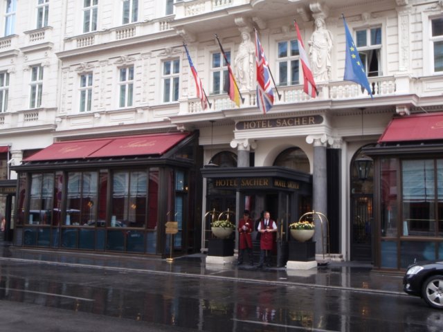 ingangvanhotelsacher.jpg