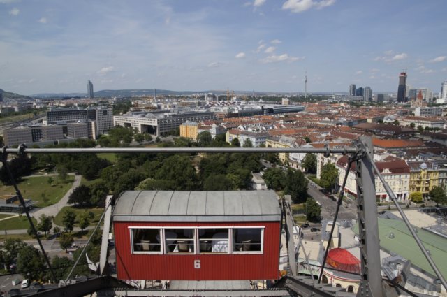 eenstadsgezichtrechtsvanhetmiddenziejededonauturm.jpg