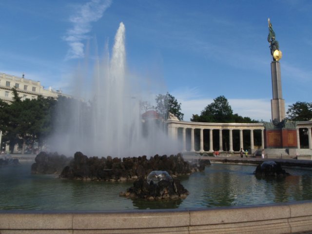 hochstrahlbrunnenaandeschwarzenbergplatzinwien.jpg