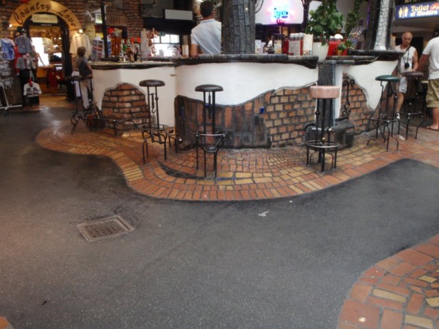hundertwasserhausvoorpubliek.jpg