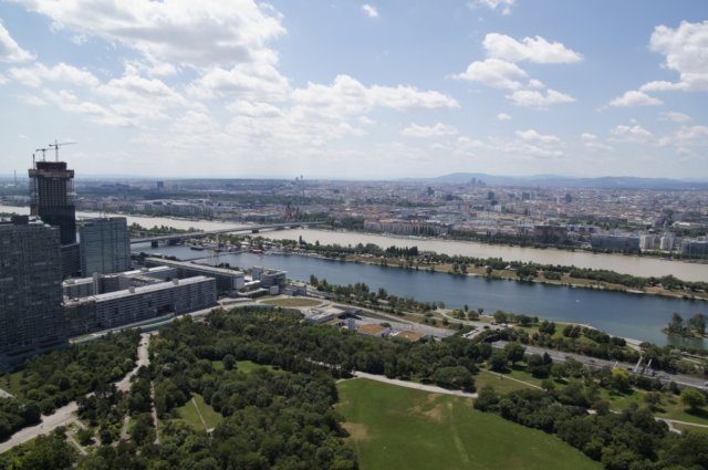 zezijnlinksopdefotoeengebouwaanhetmakendathogerwordtdanhetplatvormvandeuitzichttorenis.jpg
