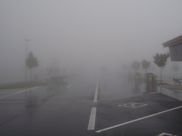 opeenparkeerplaatslangsdesnelweg.jpg