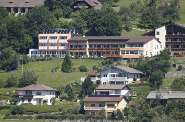 onshotelgezienvandeoverzijdevanhetmeer.jpg