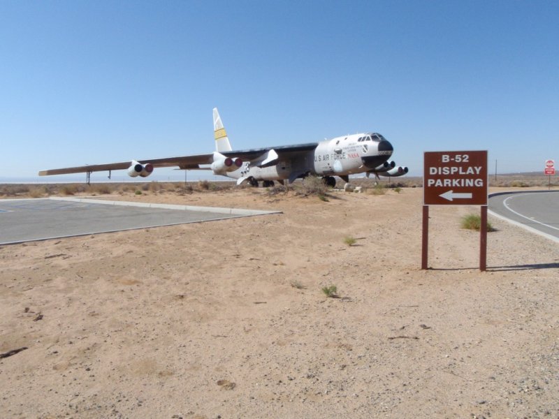 hetparadepaarjebijdeingangvanedwardsairforcebase.jpg